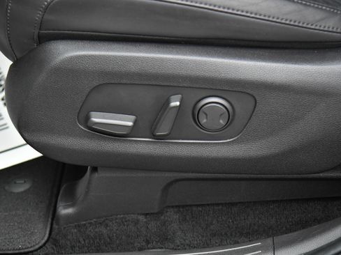 Used 2024 Kia Carnival LX image 17