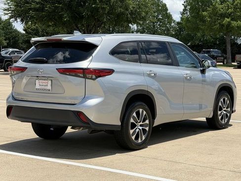 Used 2023 Toyota Highlander XLE FWD image 4