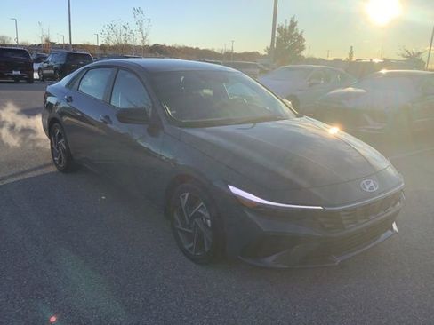 Certified 2025 Hyundai Elantra SEL image 3