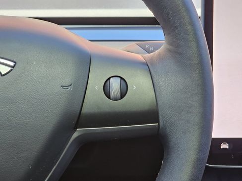 Used 2022 Tesla Model Y Long Range AWD/4WD image 25
