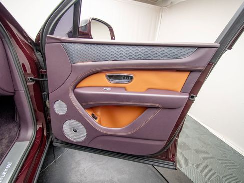 Used 2021 Bentley Bentayga AWD/4WD image 37