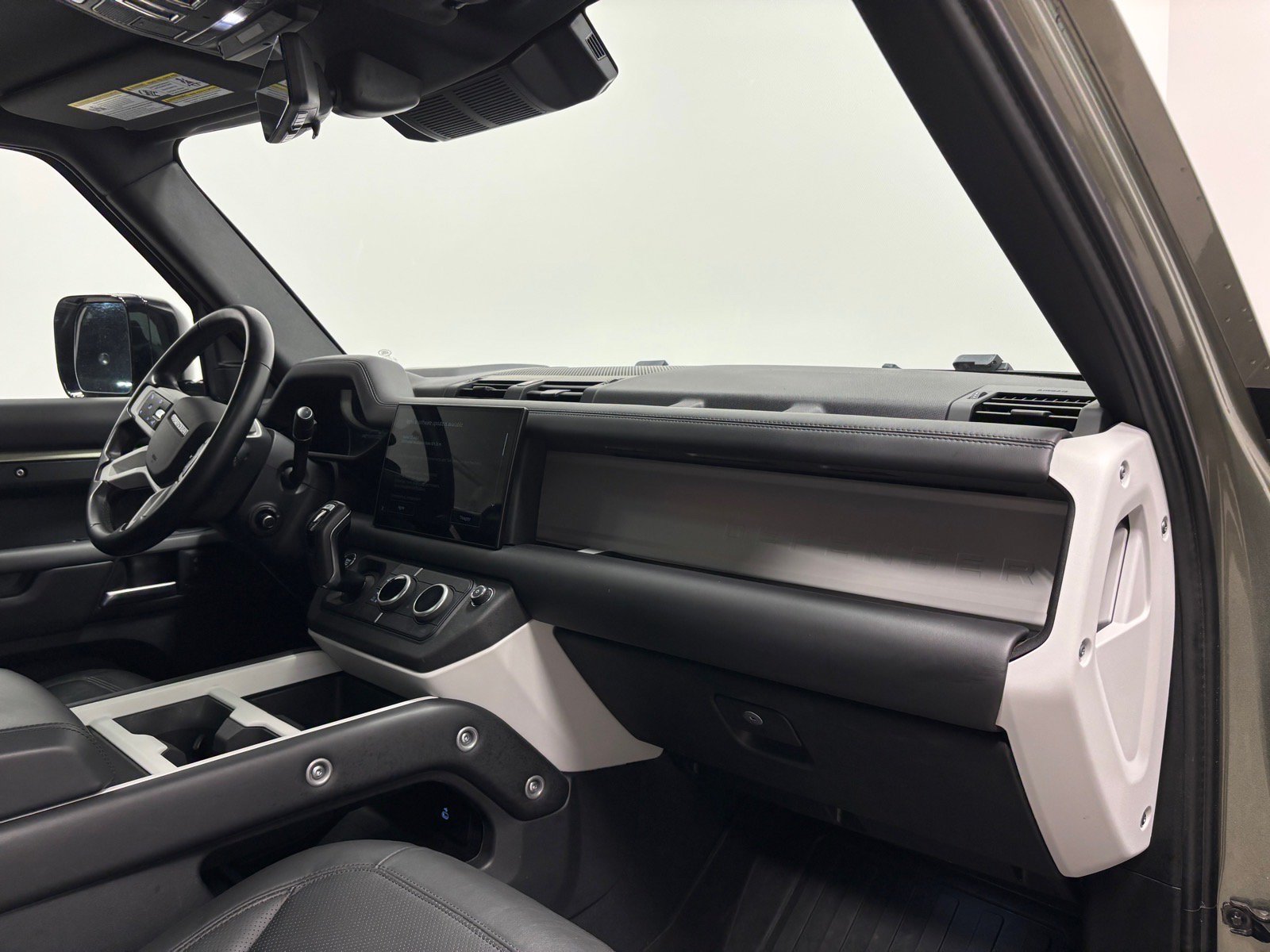 New 2025 Land Rover Defender 110 X-Dynamic SE AWD/4WD image 29
