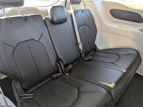 Used 2024 Chrysler Pacifica Touring-L image 15