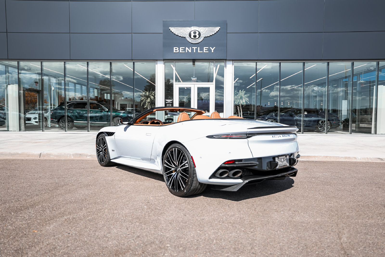 Used 2022 Aston Martin DBS Superleggera Volante RWD image 8