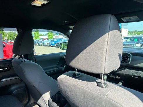 Used 2019 Toyota Tacoma TRD Off-Road AWD/4WD image 17
