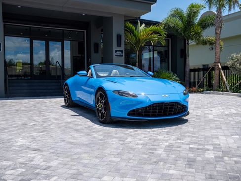 Used 2021 Aston Martin V8 Vantage Roadster RWD image 66