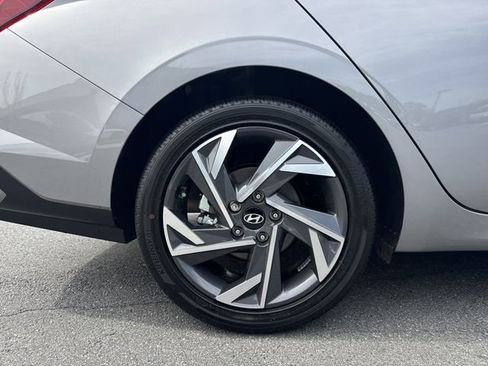 Certified 2025 Hyundai Elantra SEL image 17