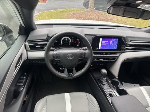 Used 2025 Toyota Camry SE image 2