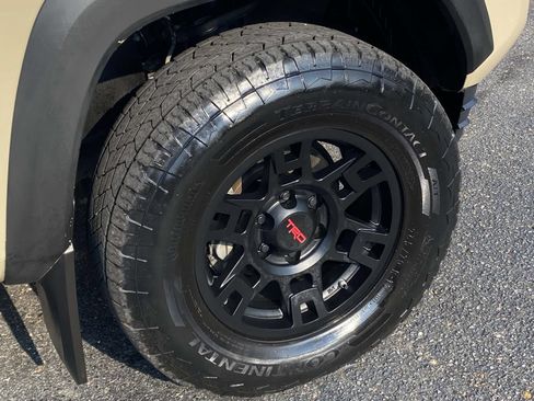 Used 2017 Toyota Tacoma TRD Sport AWD/4WD image 12