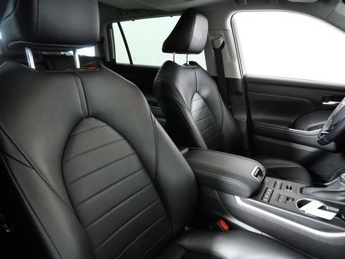 Used 2020 Toyota Highlander XLE AWD/4WD image 12