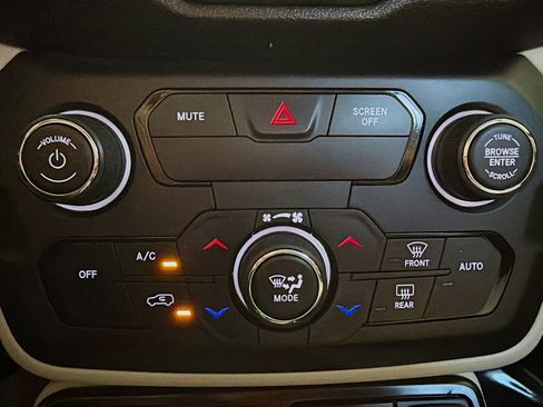 Used 2019 Jeep Renegade Limited w/ UConnect 8.4 Nav Group image 12