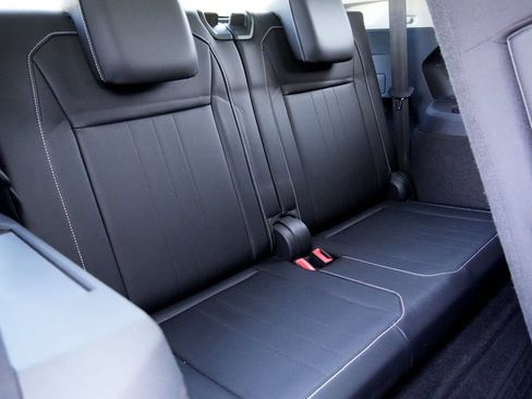 Used 2023 Volkswagen Tiguan SE w/ Panoramic Sunroof Package FWD image 12