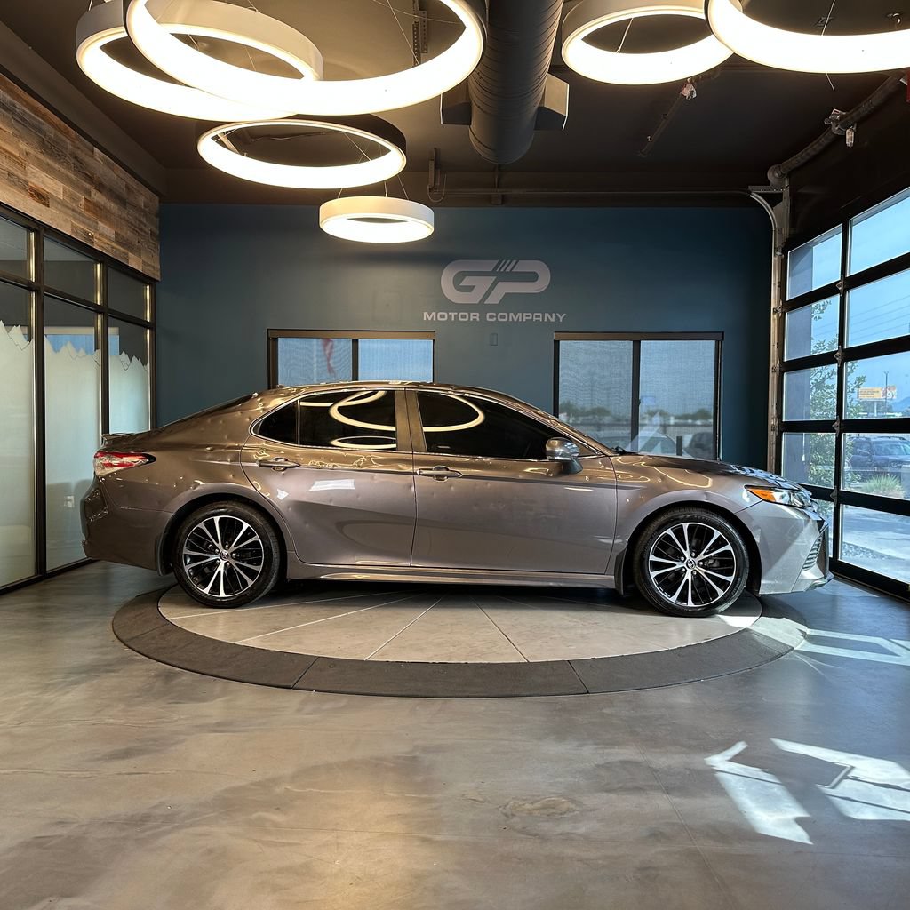 Used 2020 Toyota Camry SE w/ Moonroof Package AWD/4WD image 2