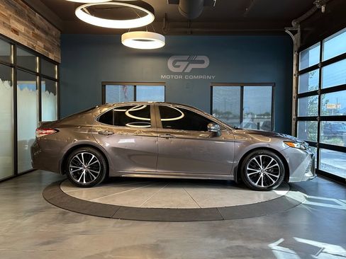 Used 2020 Toyota Camry SE w/ Moonroof Package AWD/4WD image 2