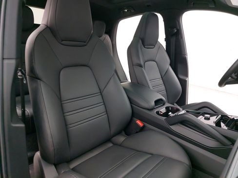 Used 2025 Porsche Cayenne Coupe image 12