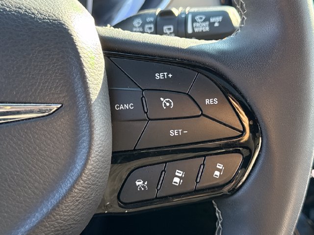 Used 2025 Chrysler Pacifica Limited FWD image 36