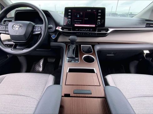 Used 2024 Toyota Sienna LE FWD image 15