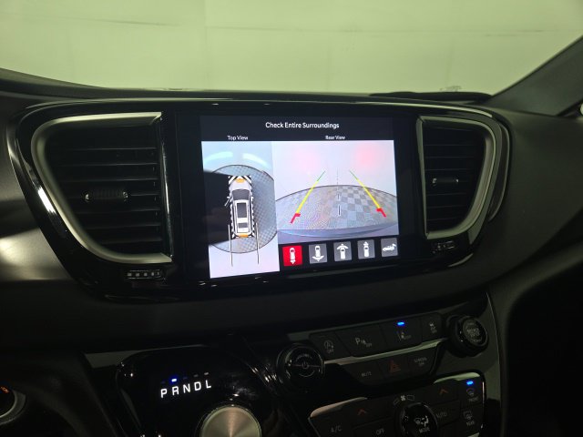 Used 2026 Chrysler Pacifica Select FWD image 16