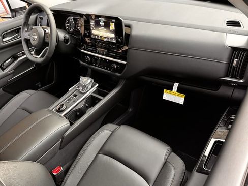 New 2025 Nissan Pathfinder SL image 10