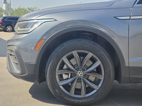 Used 2023 Volkswagen Tiguan SE w/ Panoramic Sunroof Package FWD image 7