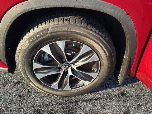 Certified 2020 Toyota Highlander XLE image 33