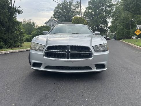 Used 2012 Dodge Charger SE RWD image 3