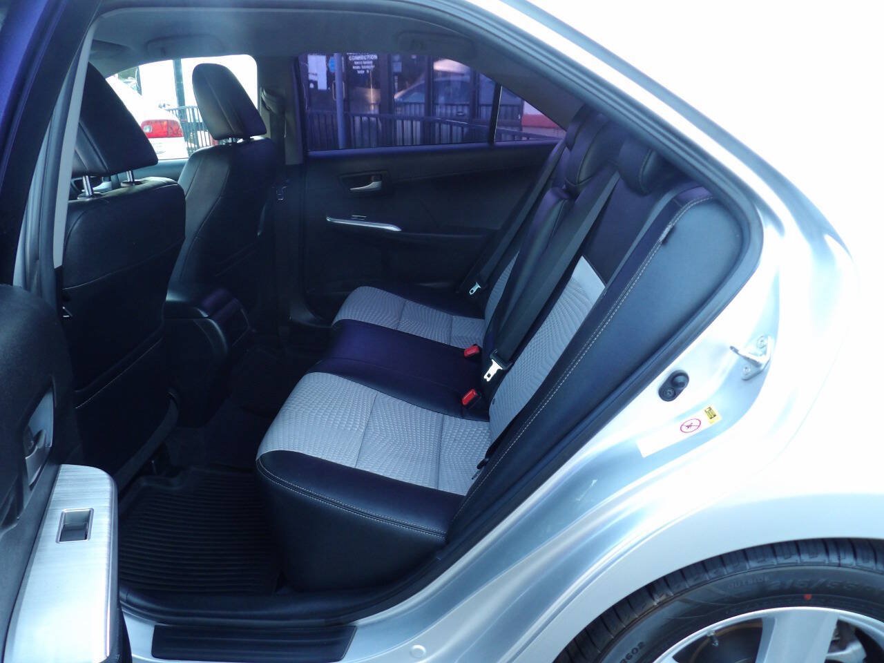 Used 2012 Toyota Camry SE w/ Preferred Accessory Pkg FWD image 8