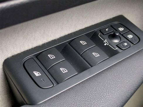 Certified 2023 Volvo XC40 B5 Plus w/ Protection Package Premier image 27