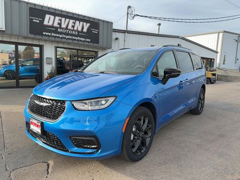 New 2026 Chrysler Pacifica Select w/ S Appearance Package AWD/4WD image 2