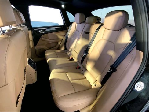 Used 2025 Porsche Macan image 24