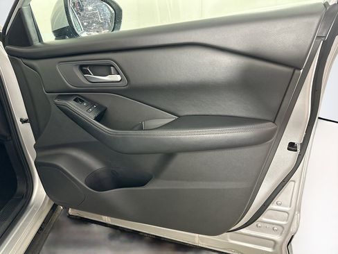 Used 2024 Nissan Rogue SV image 31