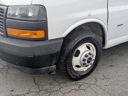 Used 2018 GMC Savana 3500 Extended w/ Driver Convenience Package image 9