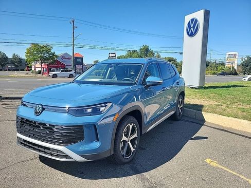 New 2025 Volkswagen Tiguan SE image 1