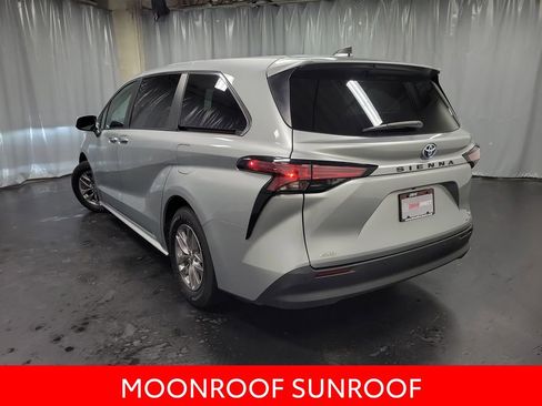 Used 2022 Toyota Sienna XLE image 6