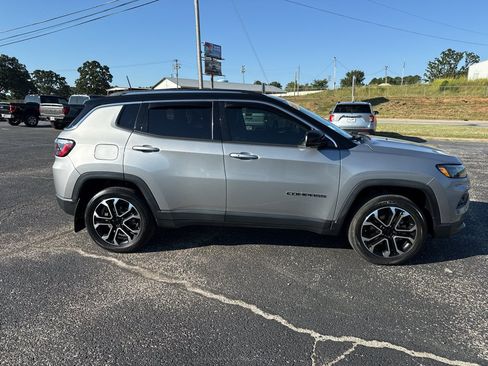 Used 2022 Jeep Compass Limited AWD/4WD image 2