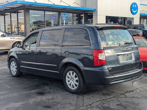 Used 2014 Chrysler Town & Country Touring image 7