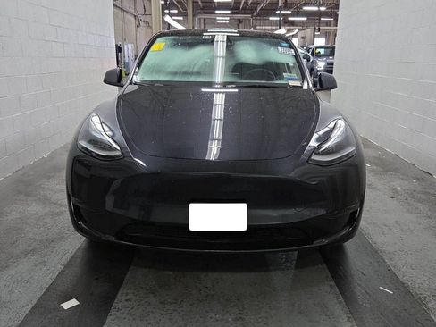Used 2024 Tesla Model Y Long Range AWD/4WD image 2