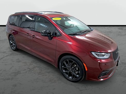 Used 2023 Chrysler Pacifica Limited w/ S Appearance Package image 5