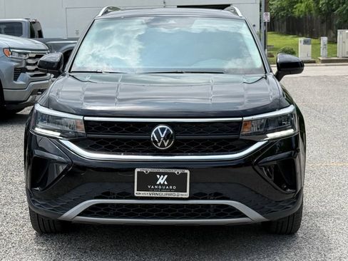 Used 2023 Volkswagen Taos SE w/ Panoramic Sunroof Package FWD image 5