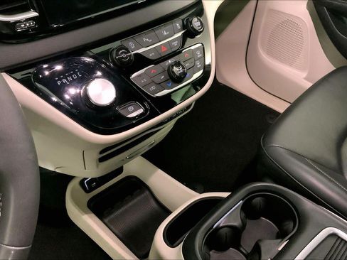 Used 2024 Chrysler Pacifica Touring-L FWD image 19