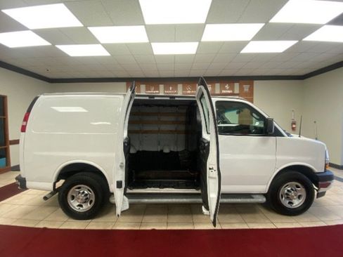 Used 2021 Chevrolet Express 2500 w/ Driver Convenience Package image 9