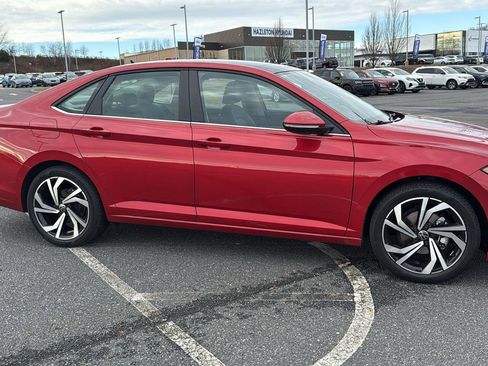 Used 2025 Volkswagen Jetta SEL image 3