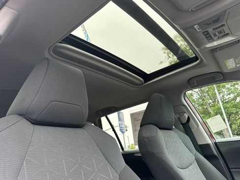 Used 2021 Toyota RAV4 XLE w/ Convenience Package FWD image 19