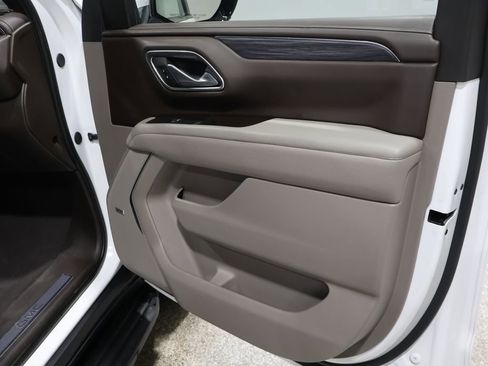 Used 2024 GMC Yukon XL SLT w/ SLT Luxury Package image 28