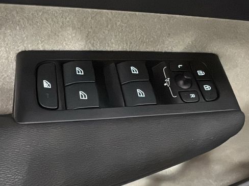 Used 2022 Volvo XC40 T5 Momentum w/ Protection Package image 21