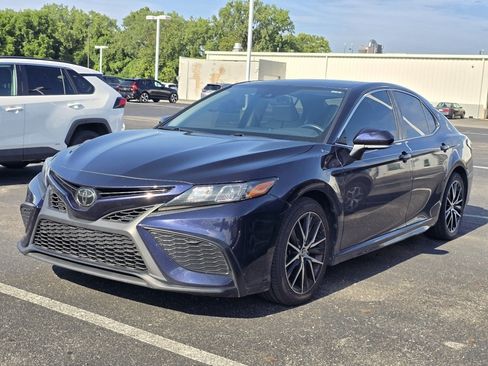 Used 2021 Toyota Camry SE w/ Cold Weather Package AWD/4WD image 3