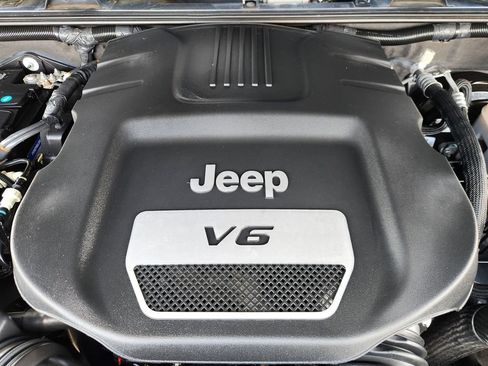 Used 2017 Jeep Wrangler Unlimited Rubicon AWD/4WD image 33