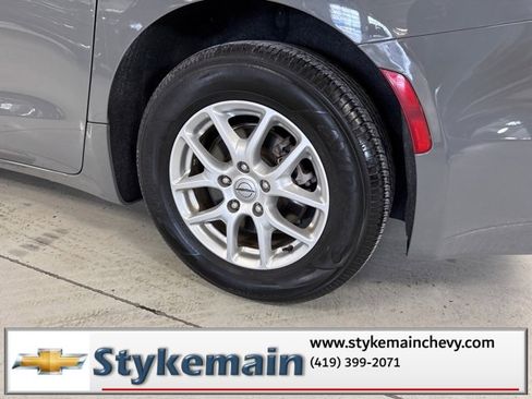 Used 2022 Chrysler Pacifica Touring-L image 9