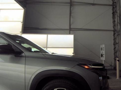 Used 2025 Chevrolet Trax RS FWD image 3