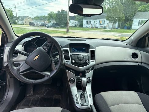 Used 2013 Chevrolet Cruze LS FWD image 9